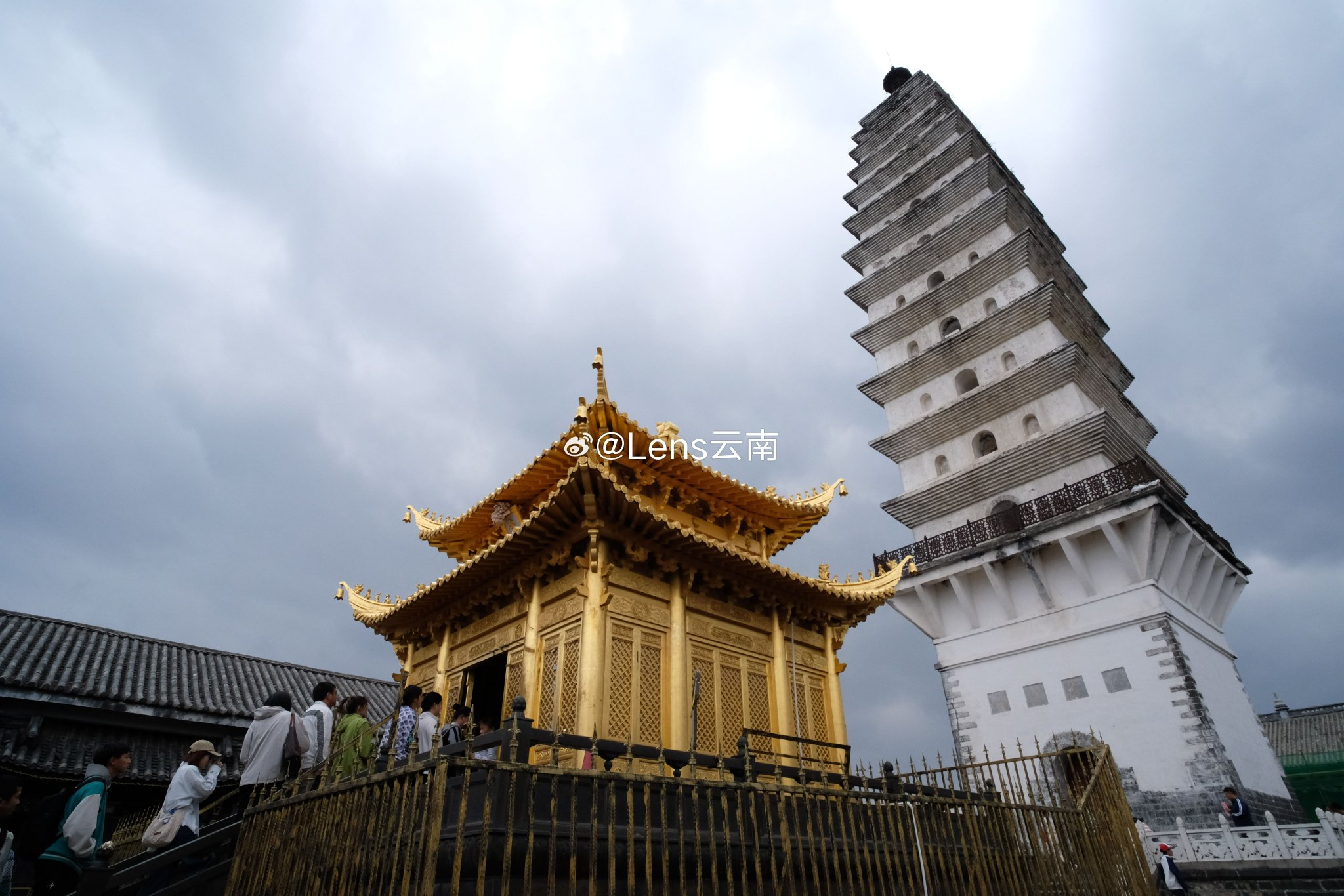 佛教圣地·鸡足山 猴子多了几群，礼佛的年轻人，很多