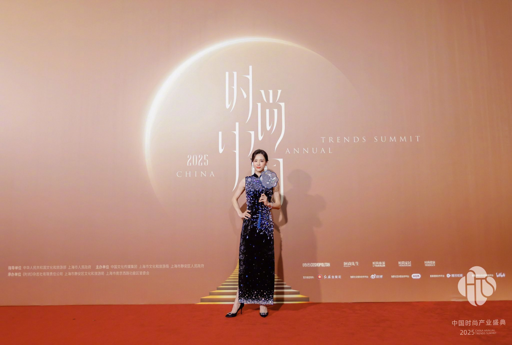 今晚，@吴敏霞 将海宁的潮水温柔缝进了衣领