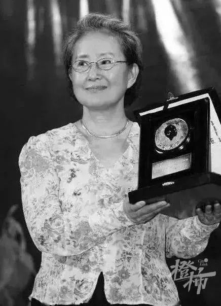 写“世界上最疼我的那个人去了”的作家张洁,在美国去世……她的文字曾感动无数人,你读过她的作品吗?休闲区蓝鸢梦想 - Www.slyday.coM 写“世界上最疼我的那个人去了”的作家张洁,在美国去世……她的文字曾感动无数人,你读过她的作品吗?休闲区蓝鸢梦想 - Www.slyday.coM