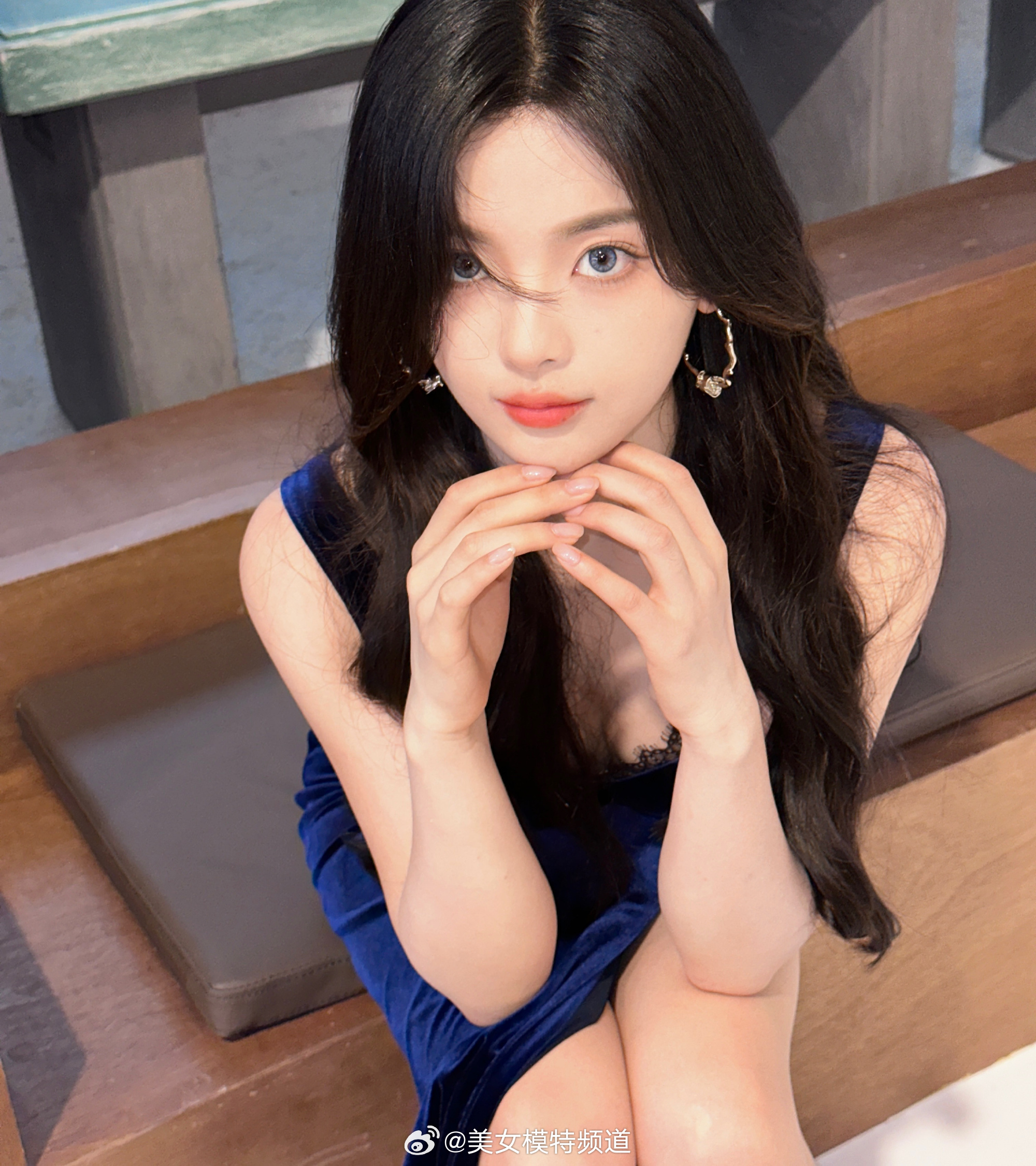 杨超越蓝色蕾丝抹胸裙