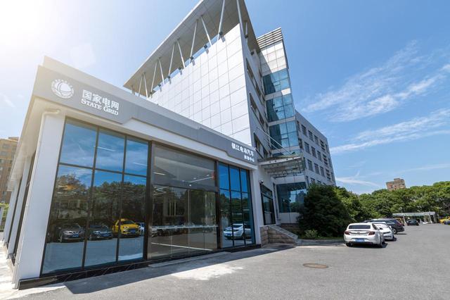 从买车到安装充电桩“一网通办”，镇江首家电动汽车体验中心建成