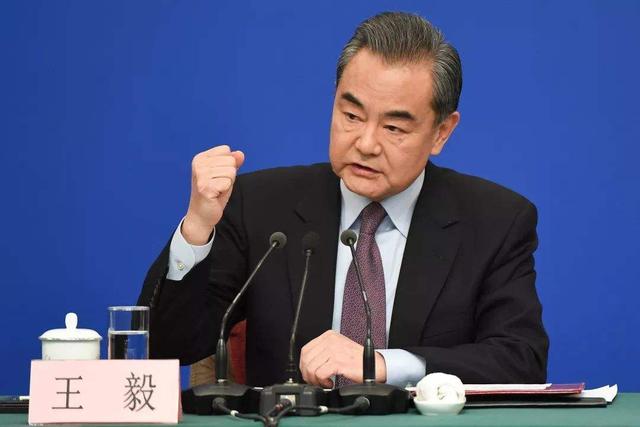 台当局刚撤离,"祖国统一"就在两岸响起,王毅向全球宣布件大事
