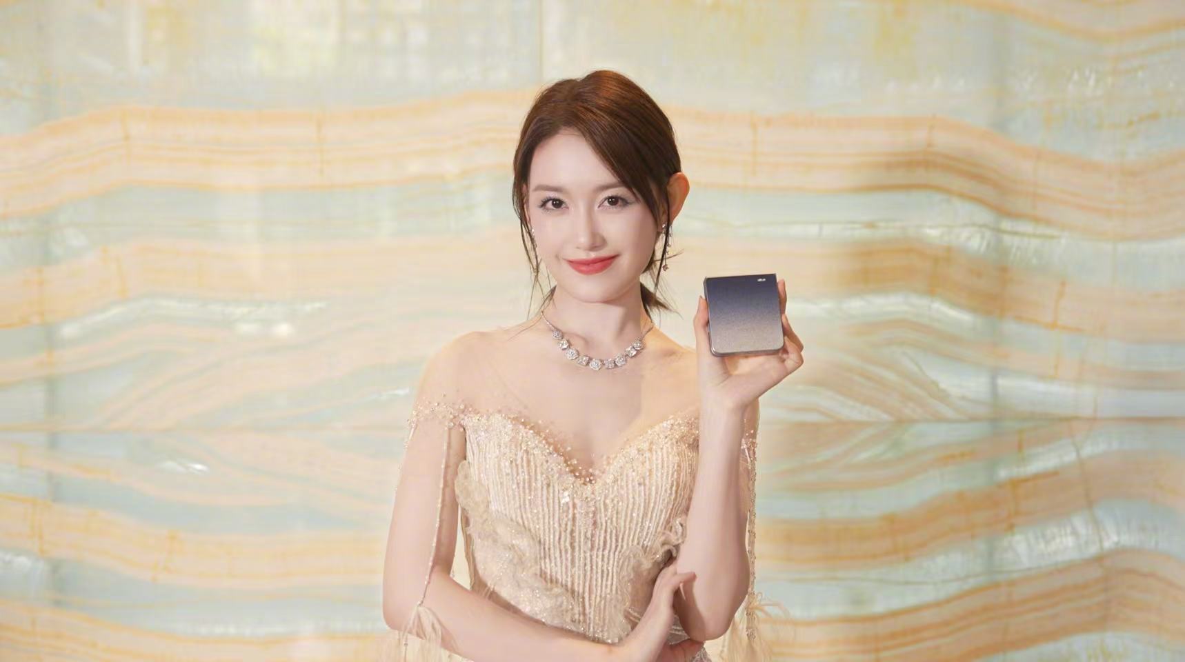 蒋依依闪耀发布会，波光礼服惊艳全场