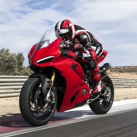 杜卡迪中排或降价，2025款Panigale V2、街霸V2亮相，减重16kg