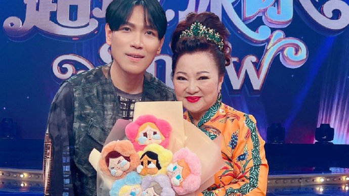 杨宗纬回应高台跌落后恢复情况：现在还不能躺着睡，只能侧睡