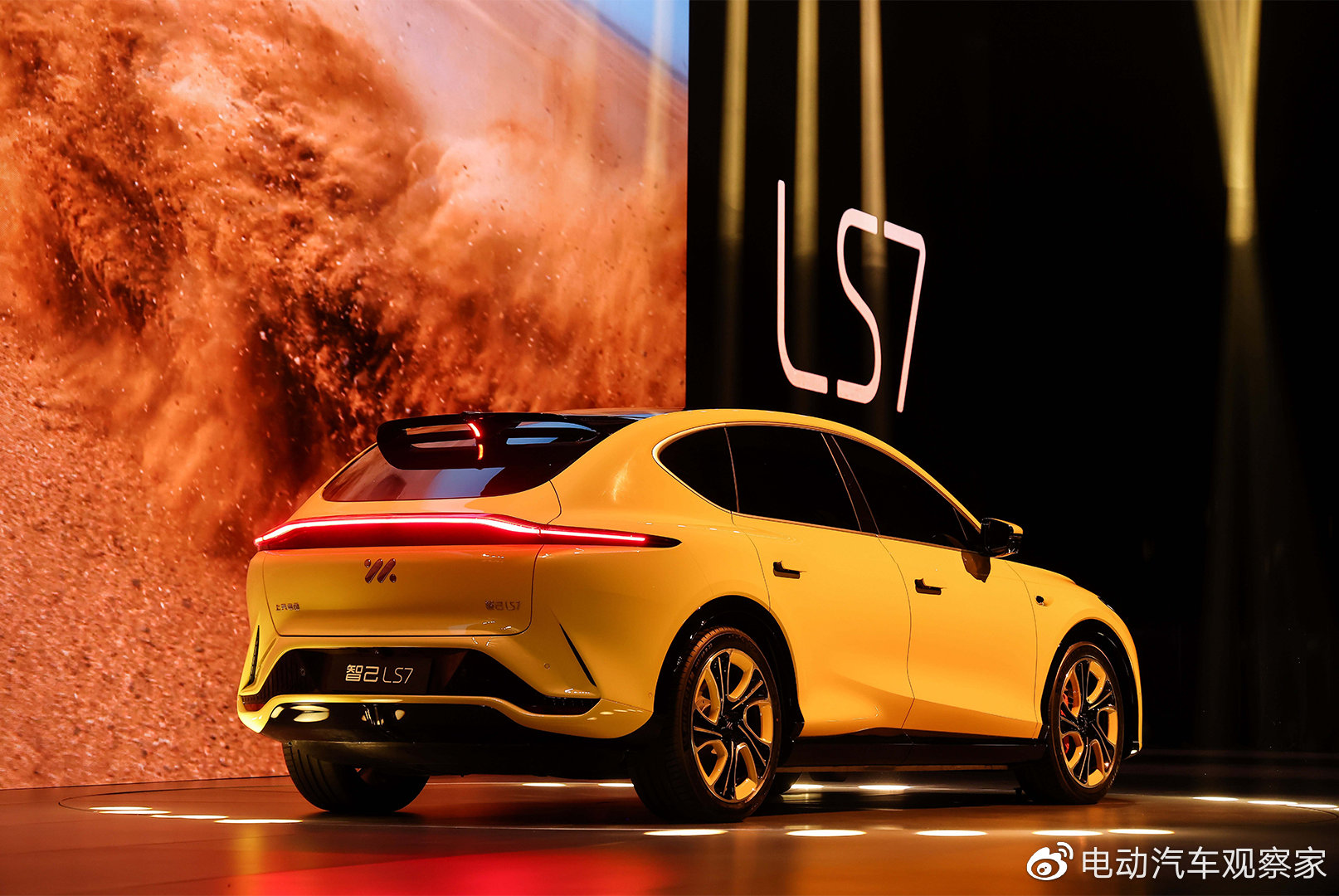 要站理想L8与蔚来ES7的C位,智己LS7预售35万元起2 要站理想L8与蔚来ES7的C位,智己LS7预售35万元起