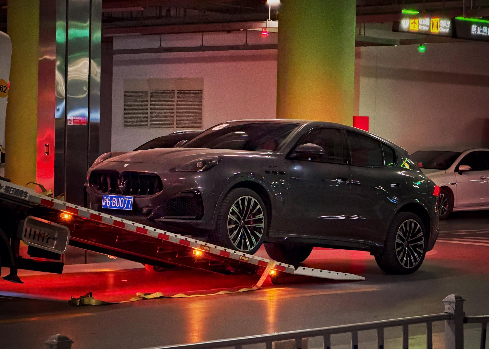 玛莎拉蒂Grecale Trofeo亮相天津V1赛道，530马力意式SUV引关注