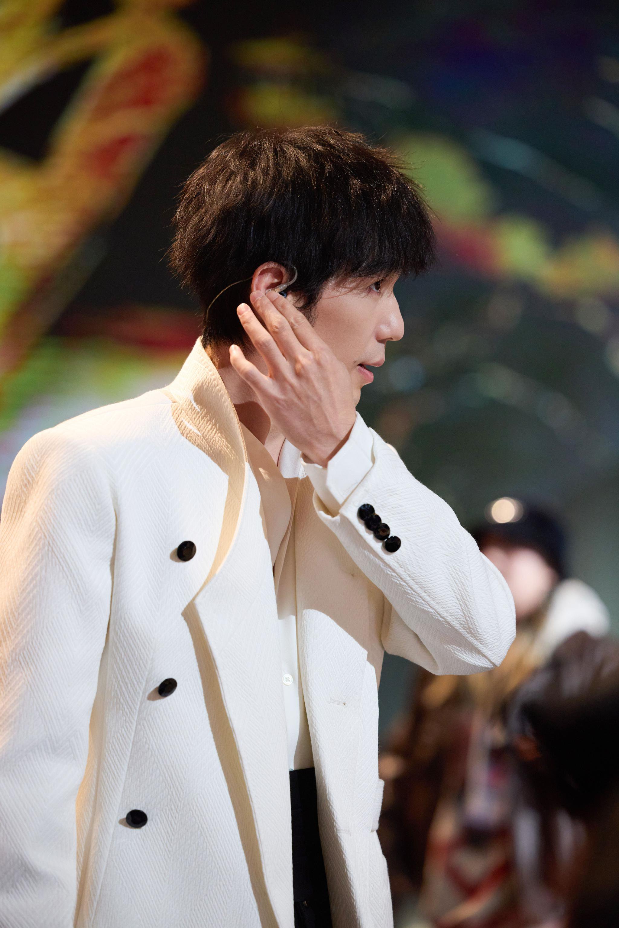 白宇亮相中国网络视听盛典献唱太平年