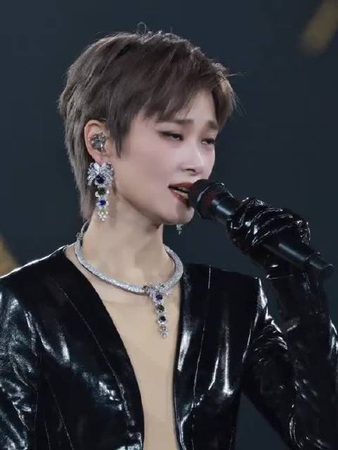 李宇春北京演唱会收官，《和你一样》引超女回忆