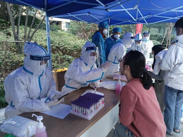 直击萧山抗疫现场:小区全员核酸检测正有序进行,隔壁幼儿园小朋友被统一安置到酒店休闲区蓝鸢梦想 - Www.slyday.coM 直击萧山抗疫现场:小区全员核酸检测正有序进行,隔壁幼儿园小朋友被统一安置到酒店休闲区蓝鸢梦想 - Www.slyday.coM