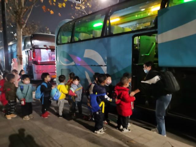 直击萧山抗疫现场:小区全员核酸检测正有序进行,隔壁幼儿园小朋友被统一安置到酒店休闲区蓝鸢梦想 - Www.slyday.coM 直击萧山抗疫现场:小区全员核酸检测正有序进行,隔壁幼儿园小朋友被统一安置到酒店休闲区蓝鸢梦想 - Www.slyday.coM