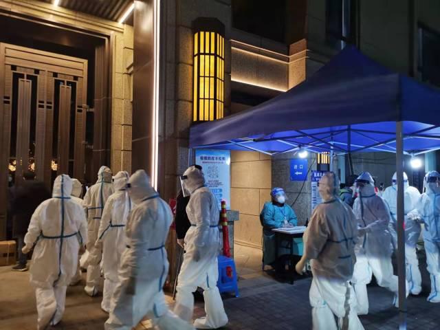 直击萧山抗疫现场:小区全员核酸检测正有序进行,隔壁幼儿园小朋友被统一安置到酒店休闲区蓝鸢梦想 - Www.slyday.coM 直击萧山抗疫现场:小区全员核酸检测正有序进行,隔壁幼儿园小朋友被统一安置到酒店休闲区蓝鸢梦想 - Www.slyday.coM