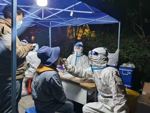 直击萧山抗疫现场:小区全员核酸检测正有序进行,隔壁幼儿园小朋友被统一安置到酒店休闲区蓝鸢梦想 - Www.slyday.coM 直击萧山抗疫现场:小区全员核酸检测正有序进行,隔壁幼儿园小朋友被统一安置到酒店休闲区蓝鸢梦想 - Www.slyday.coM