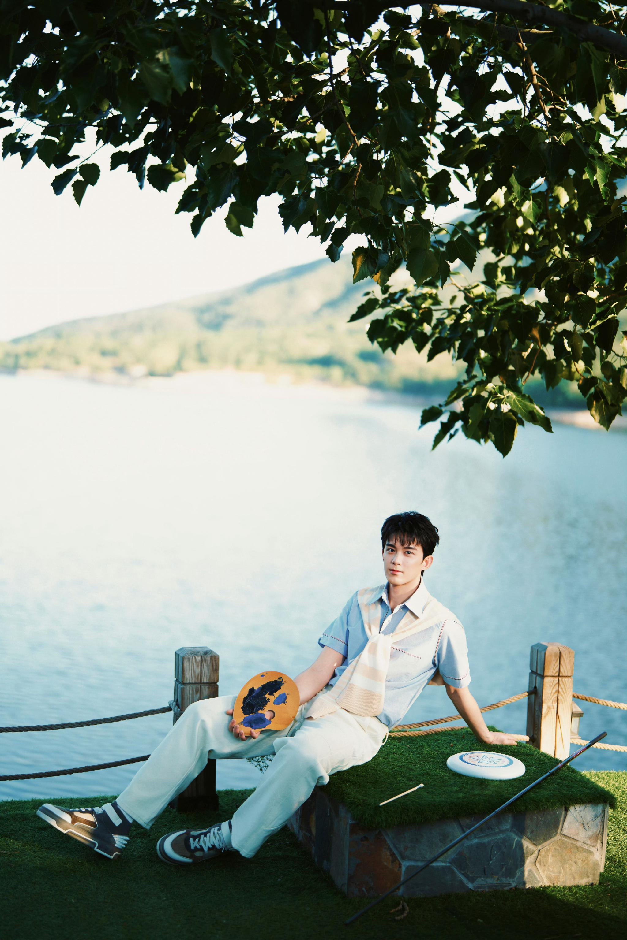 吴磊最新营业照释出，湖边的少年，活力满满，青春阳光