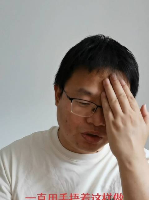 2000年高考生考前眼底出血