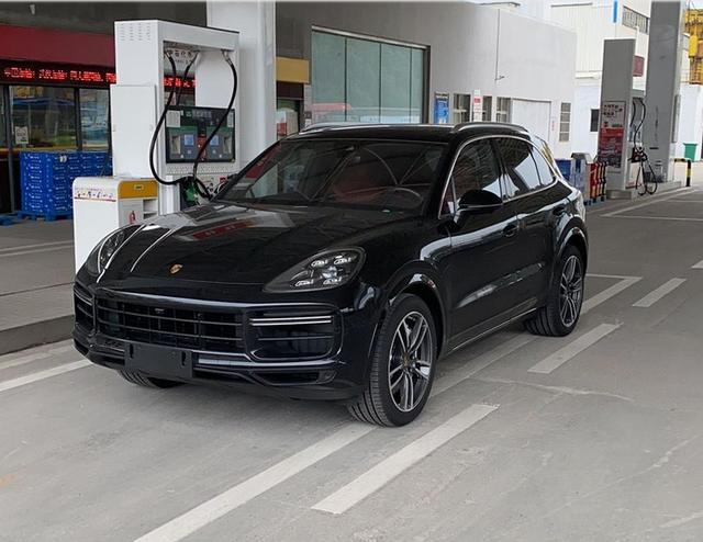2020款卡宴turbos,2020款卡宴turbo 235万元买到2020款卡宴turbo,等车九个月,赠送了帽子和衣服