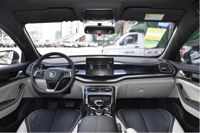 家用轿车王者之争!比亚迪秦与日产轩逸如何选?