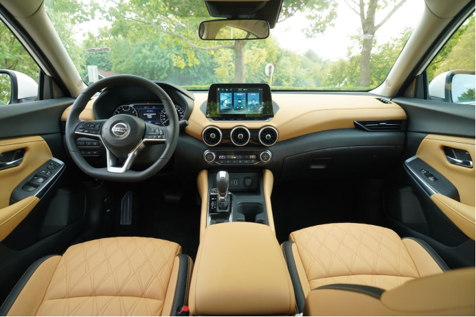 家用轿车王者之争!比亚迪秦与日产轩逸如何选?