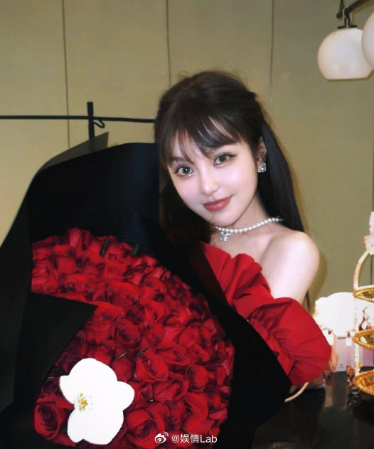 17日，周扬青被拍到和一男子搂腰过马路，疑似恋情曝光