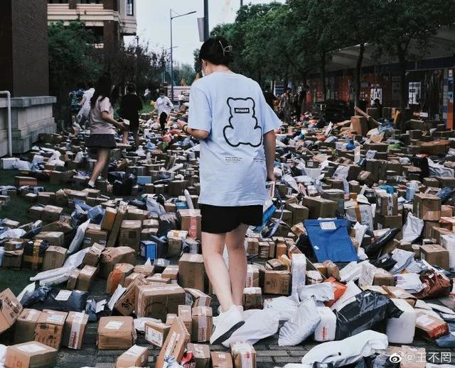 2亿围观冲上热搜!上海这所高校,快递多到把路都堵死了休闲区蓝鸢梦想 - Www.slyday.coM 2亿围观冲上热搜!上海这所高校,快递多到把路都堵死了休闲区蓝鸢梦想 - Www.slyday.coM