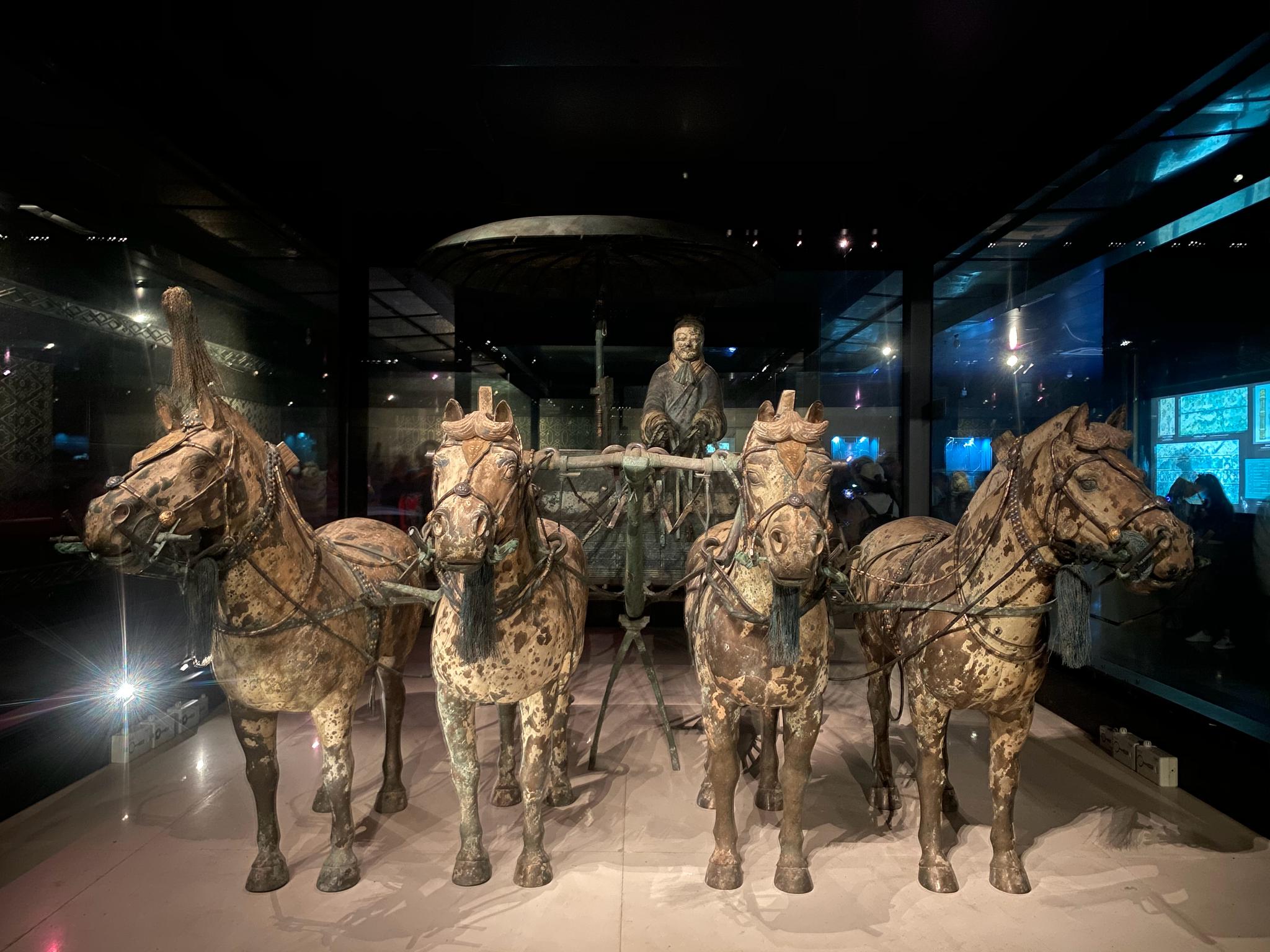 陵出土的秦代青铜车马,这是秦始皇帝陵博物院最值得看的一件文物,完全
