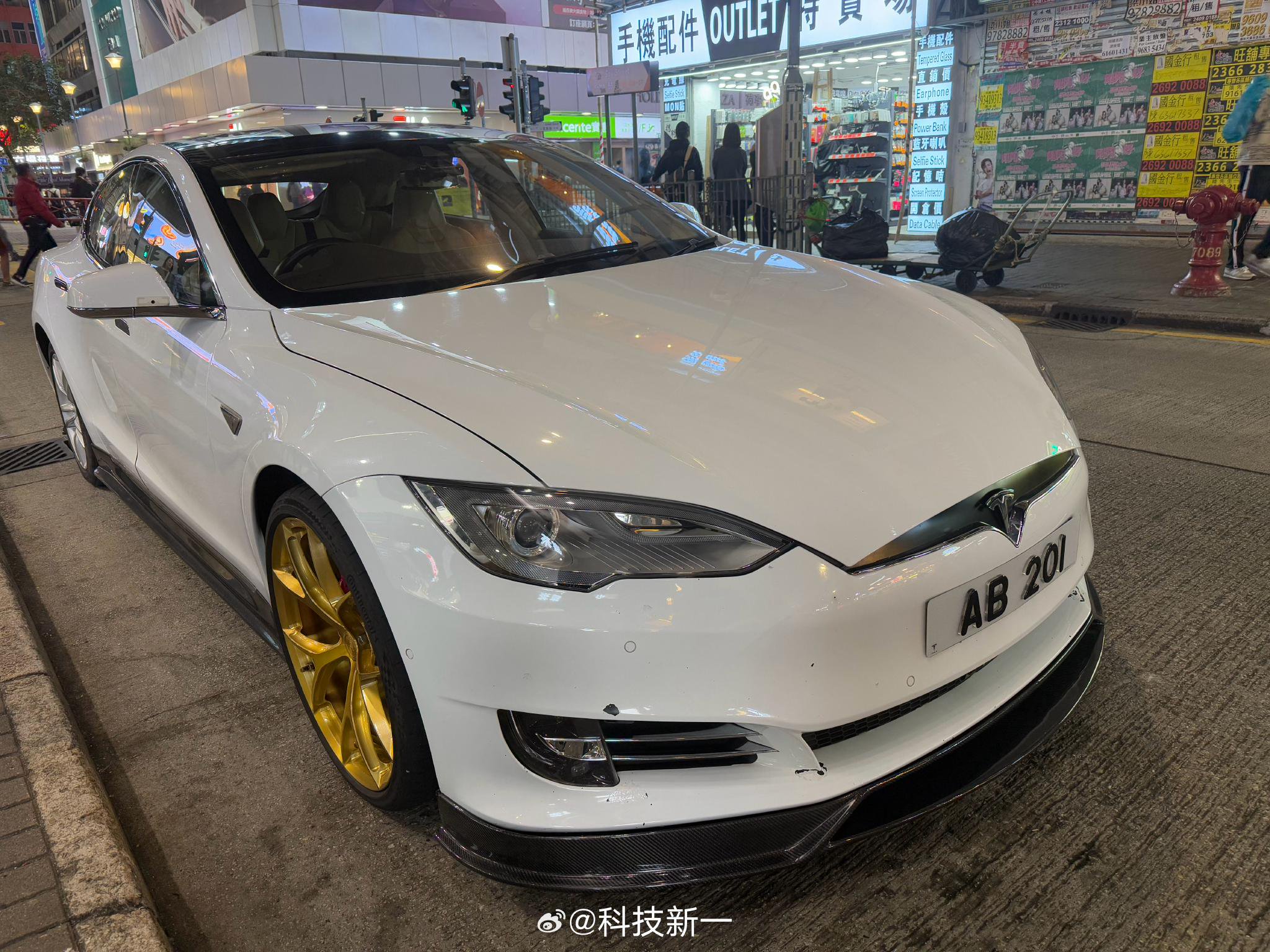 这辆特斯拉屌不屌