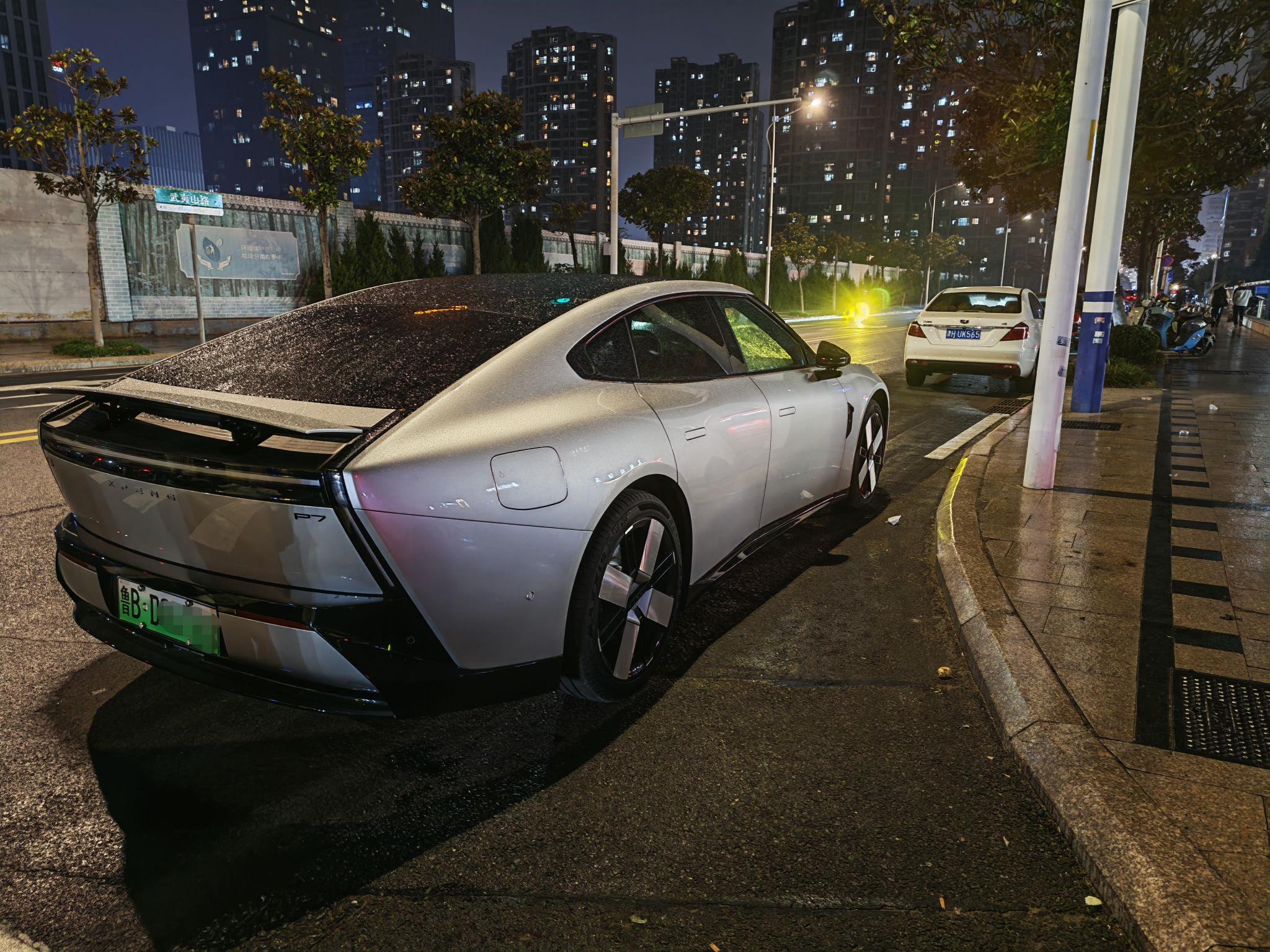 小禾尖尖驾驶银色小鹏P7偶遇查酒驾