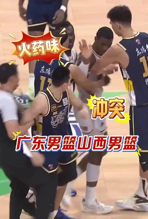 又冲突！胡明轩倒地抢球被迪亚洛脚压头上，张明池冲入场内吃T