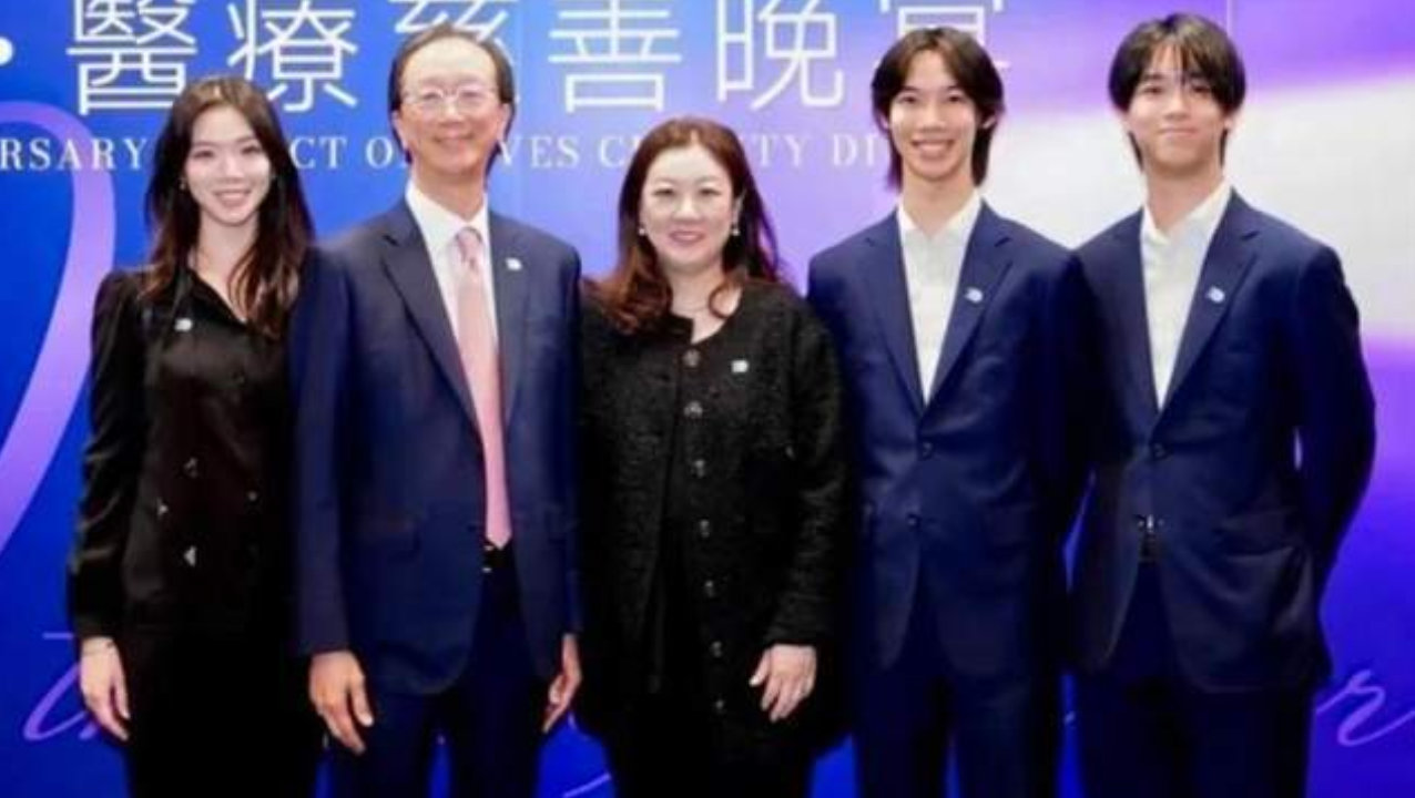伏明霞一家五口罕见同框，48岁的她珠圆玉润贵气十足