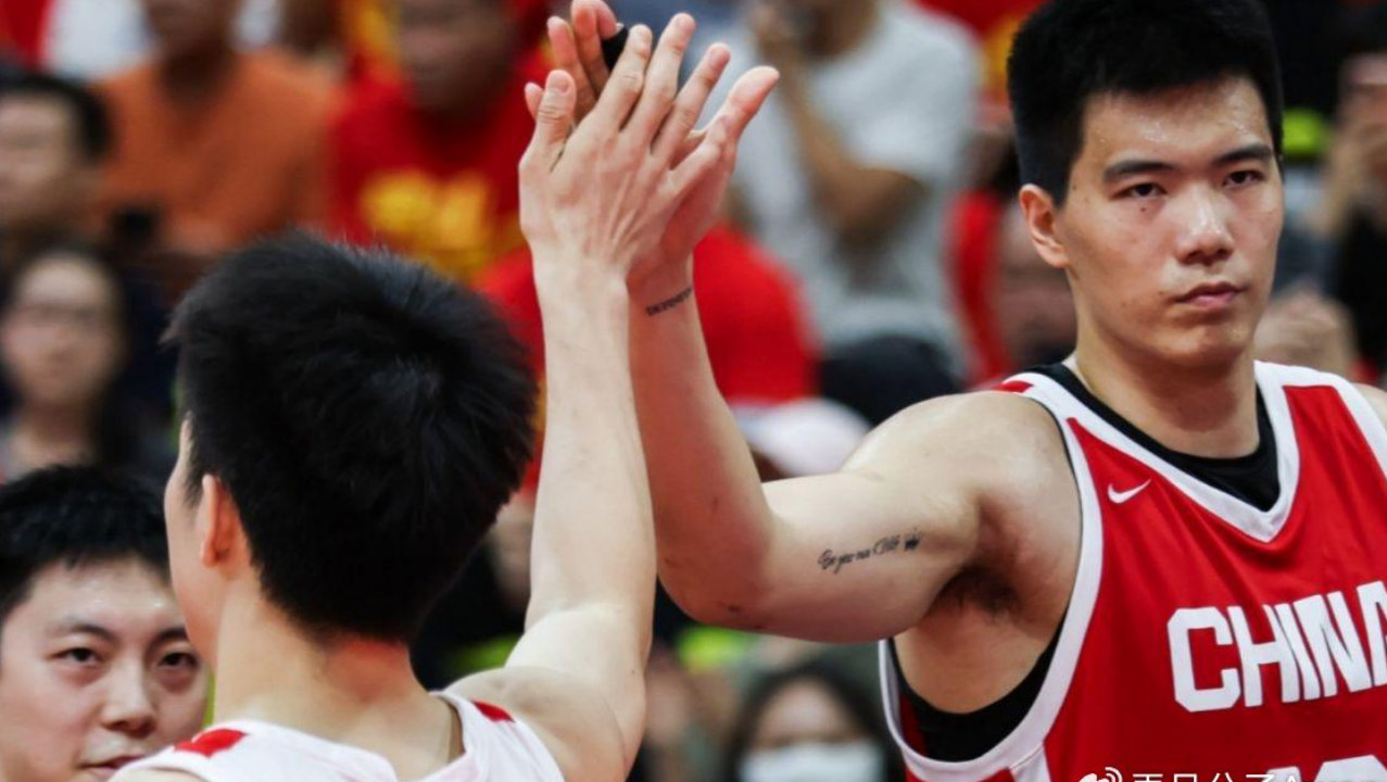 在俱乐部憋屈，在国家队找回自信！他是中国男篮今夏收获最大一人