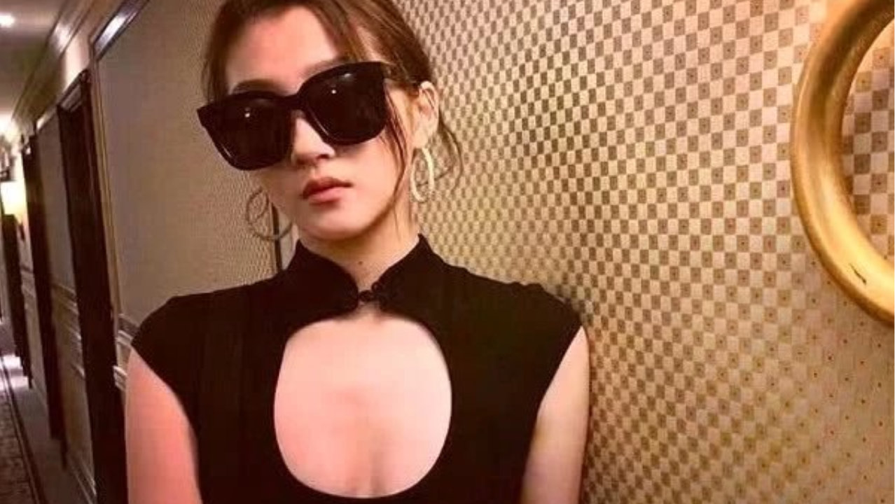 关晓彤墨镜配黑色背心化身冷酷少女 胸前中空罕见秀性感