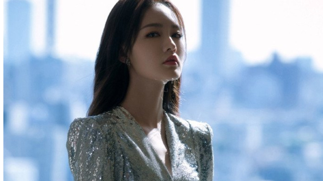 李沁穿高开叉礼服裙仙气十足，一双“筷子腿”很吸睛。