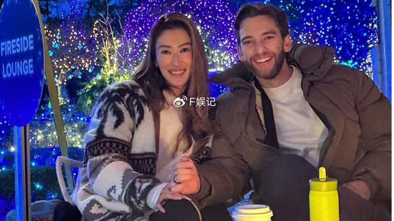 谢婷婷晒和老公多张恩爱合影庆周年纪念日 夫妻俩更甜蜜嘴对嘴亲吻