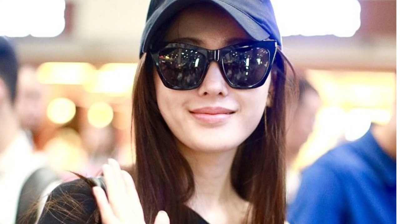 张天爱长发披肩身穿黑色紧身衣巧露香肩性感迷人