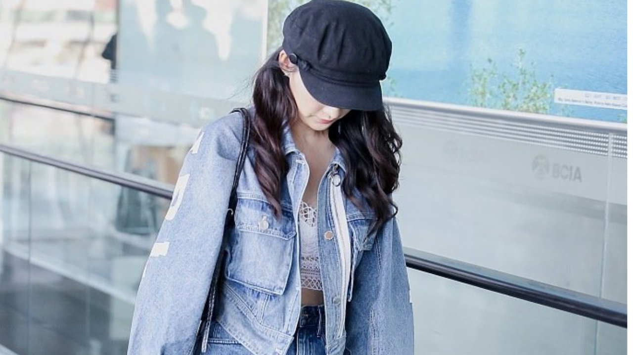 李沁穿露脐装与牛仔短裙秀蛮腰长腿，外穿牛仔挂又A又甜