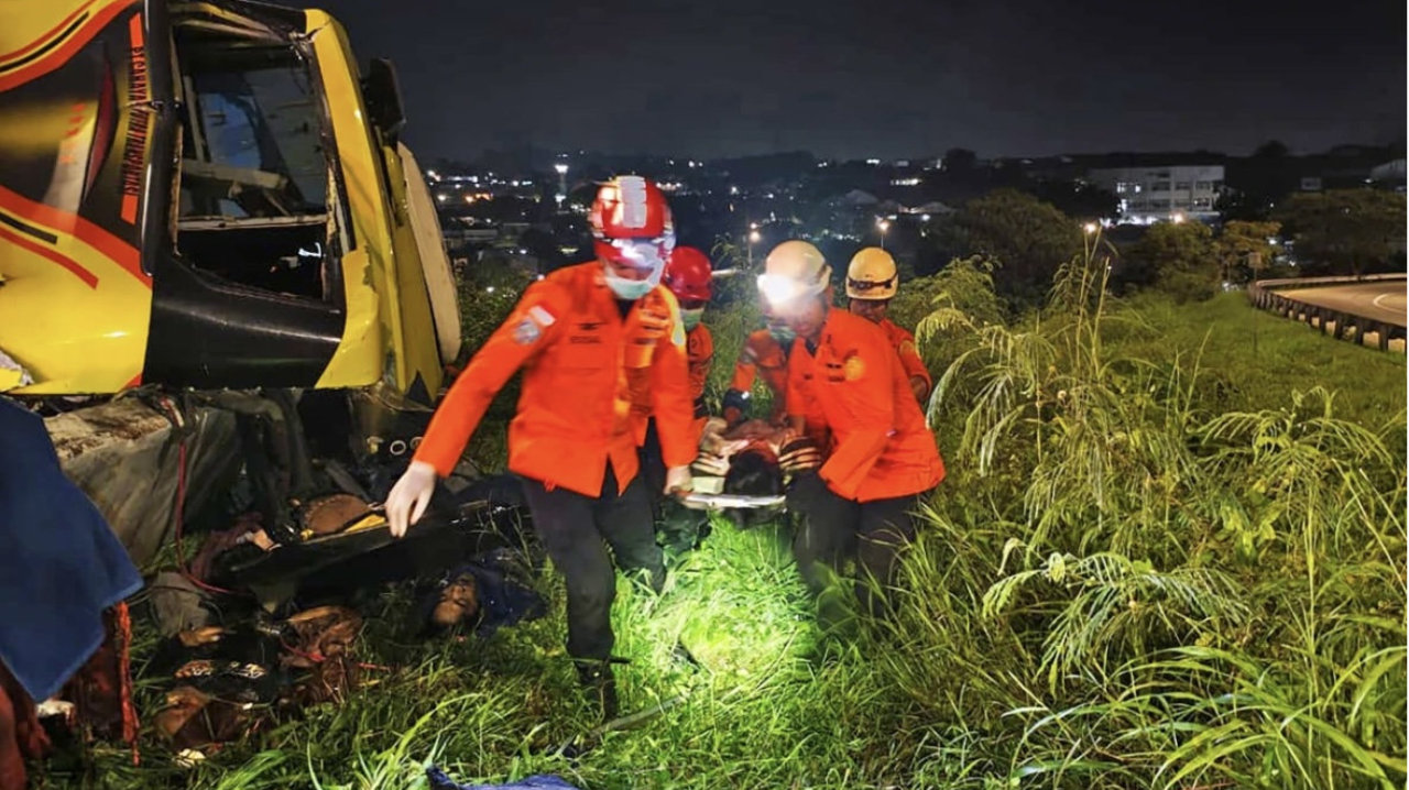 印尼一客车发生车祸，至少16人死亡