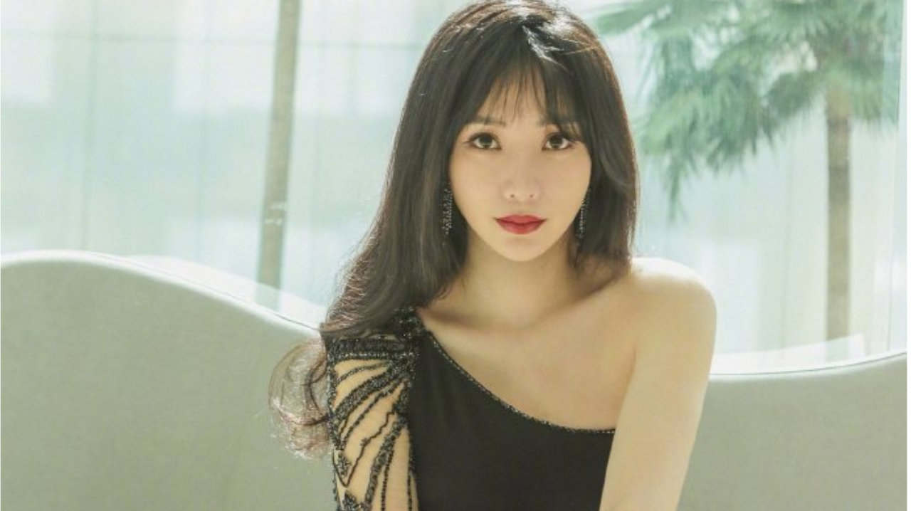 柳岩身穿黑色长裙，香肩半露，长发披散，身材窈窕，烈焰红唇