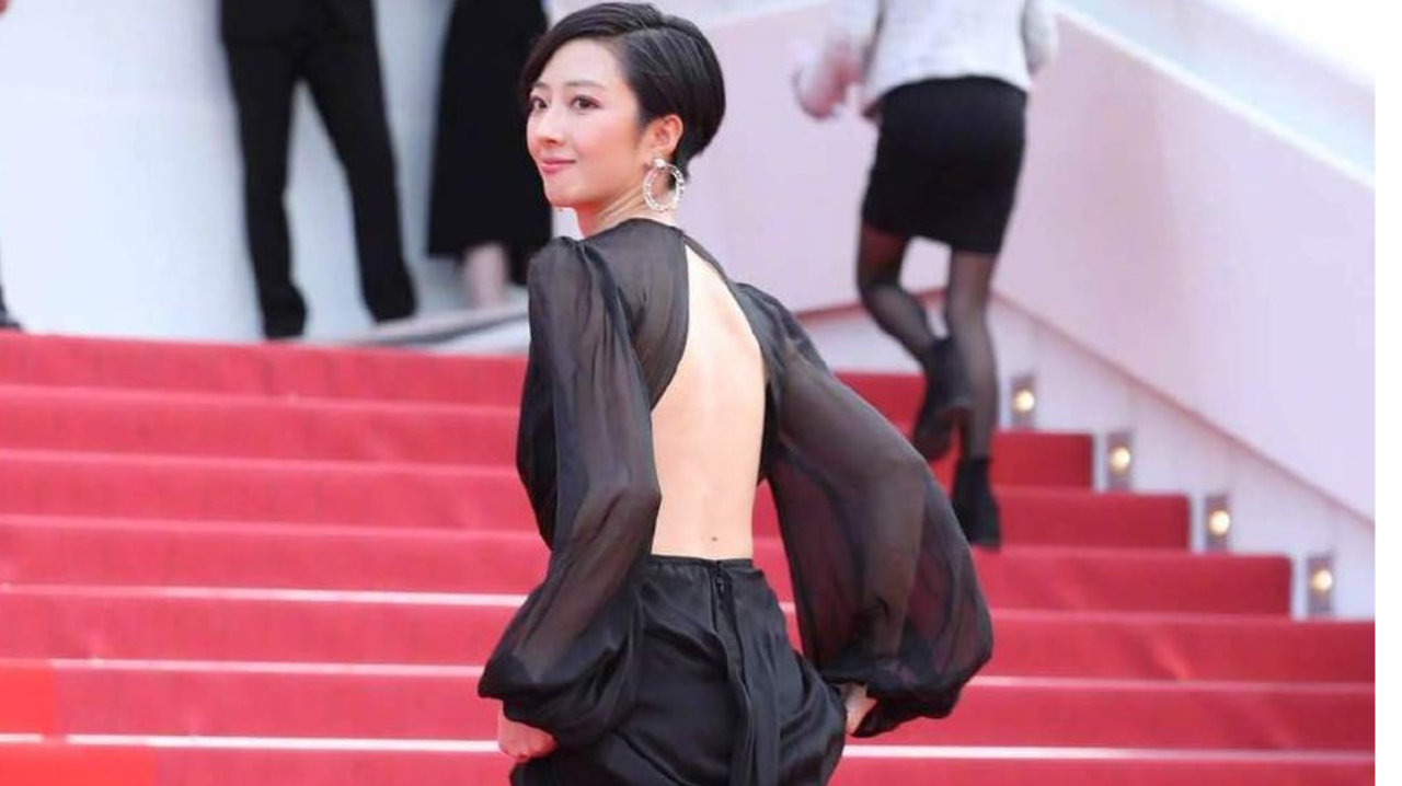 桂纶镁身着黑色半透明礼服，大露美背优雅迷人。