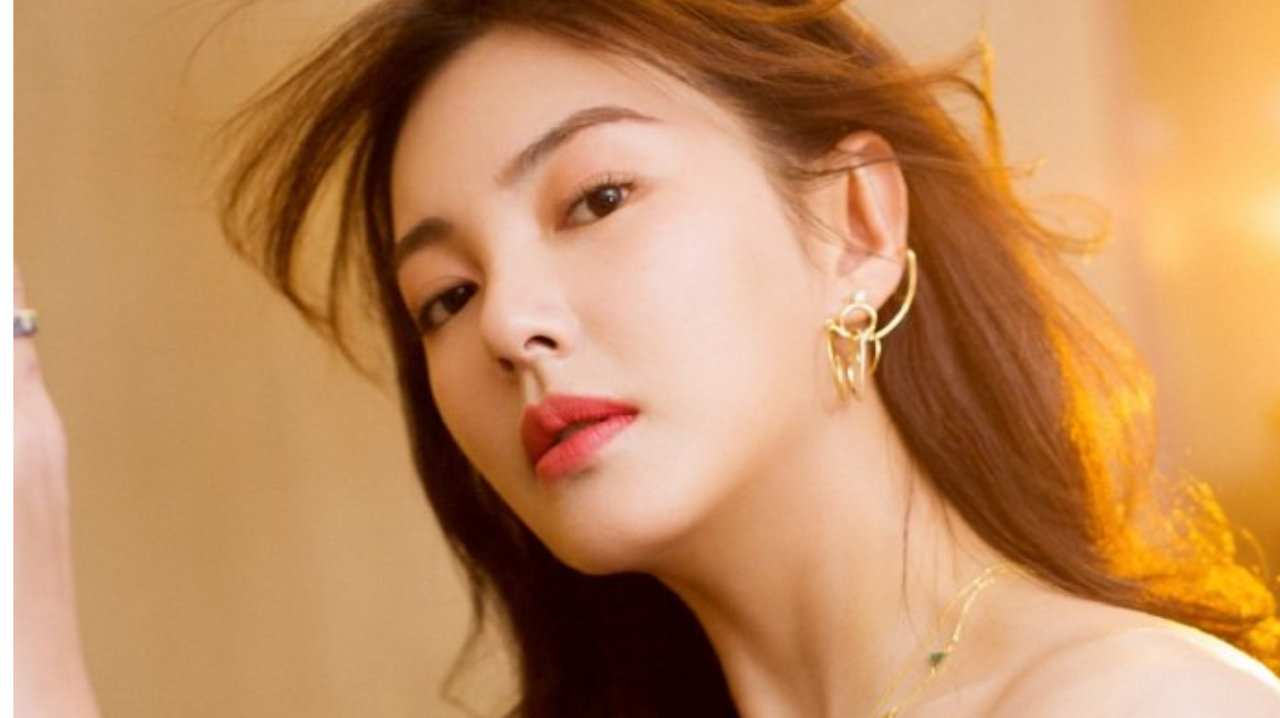 张雨绮身穿黑底白色雏菊提花斜肩连衣裙，看起来简约又温柔