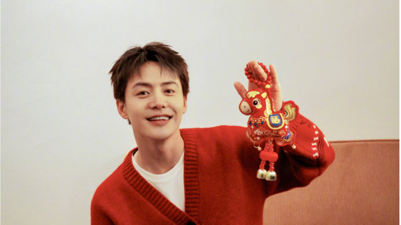 马天宇高铁买到站票，邀请无座大爷坐自己的行李箱