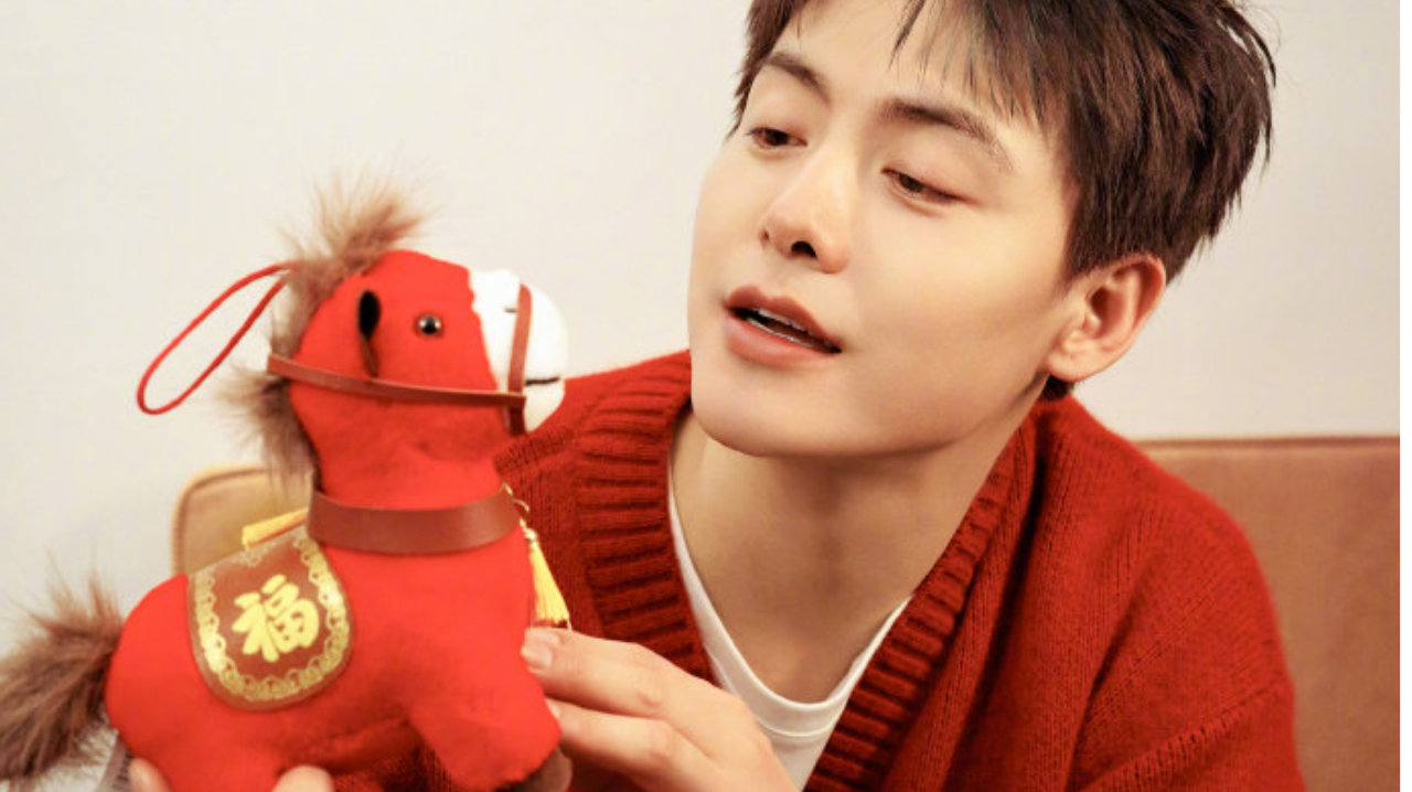 马天宇请站票大爷坐自己行李箱，自夸人美心善