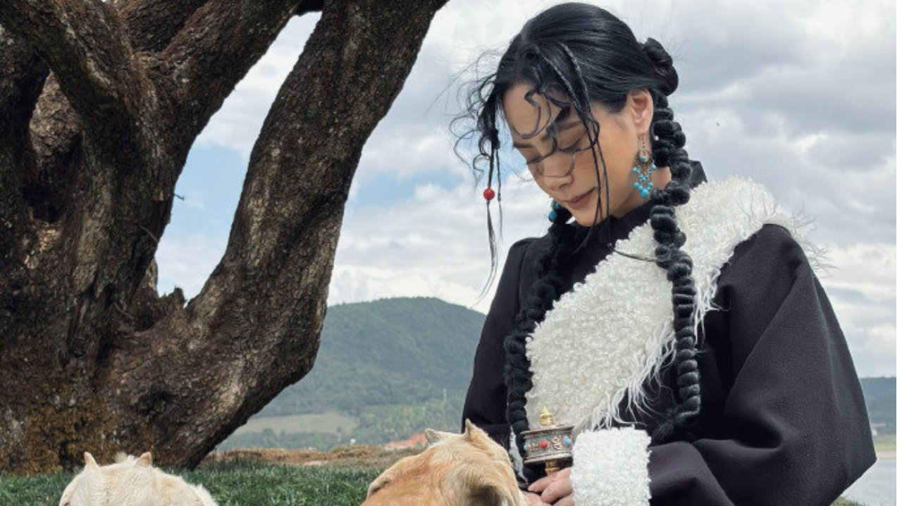 钟欣潼藏风写真｜雪山草原里的清冷故事感