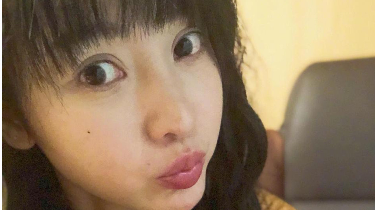 柳岩嘟嘴卖萌很少女 无滤镜自拍真实可爱