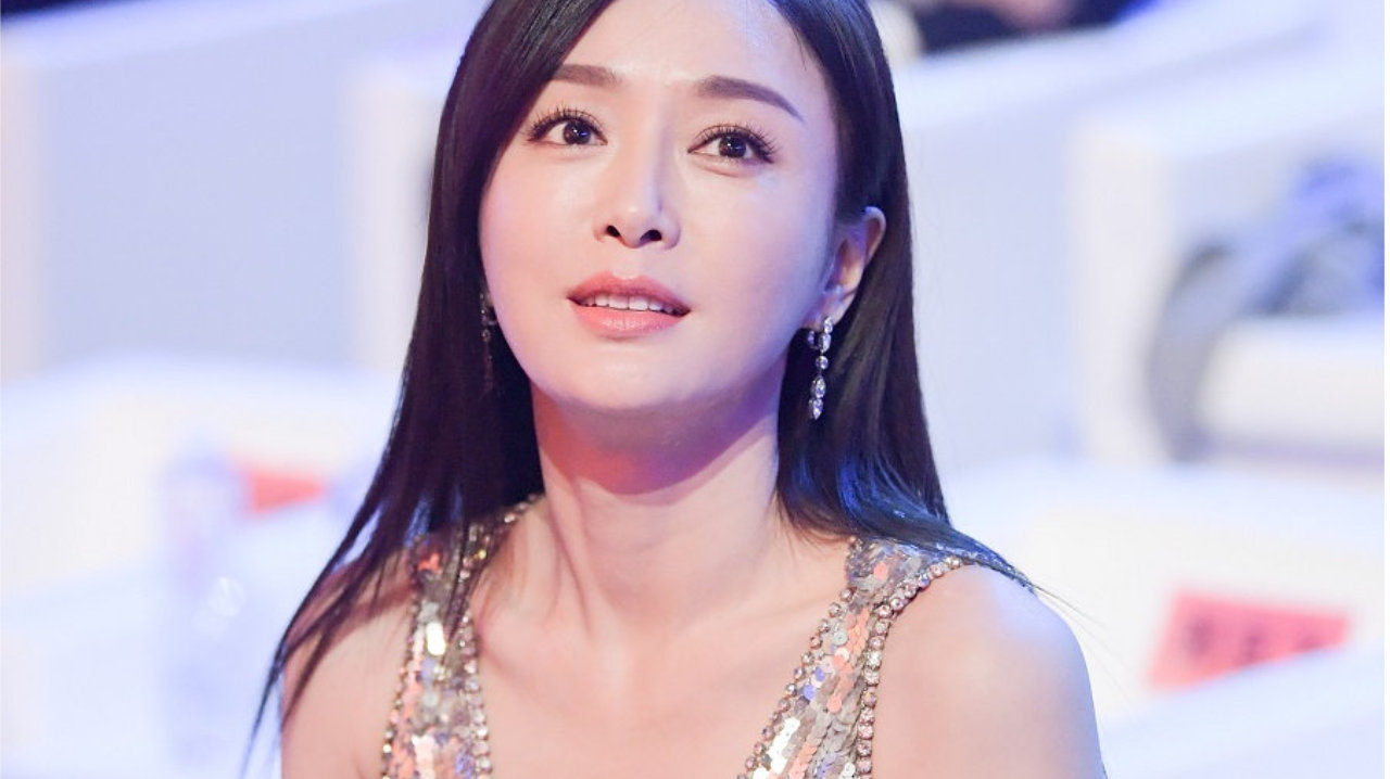 秦岚一身银色亮片深V长裙，仿佛“人鱼小姐”