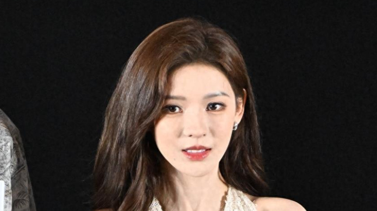 张予曦现身迪士尼，穿1800块裙子美成公主，和妈妈手挽手像姐妹
