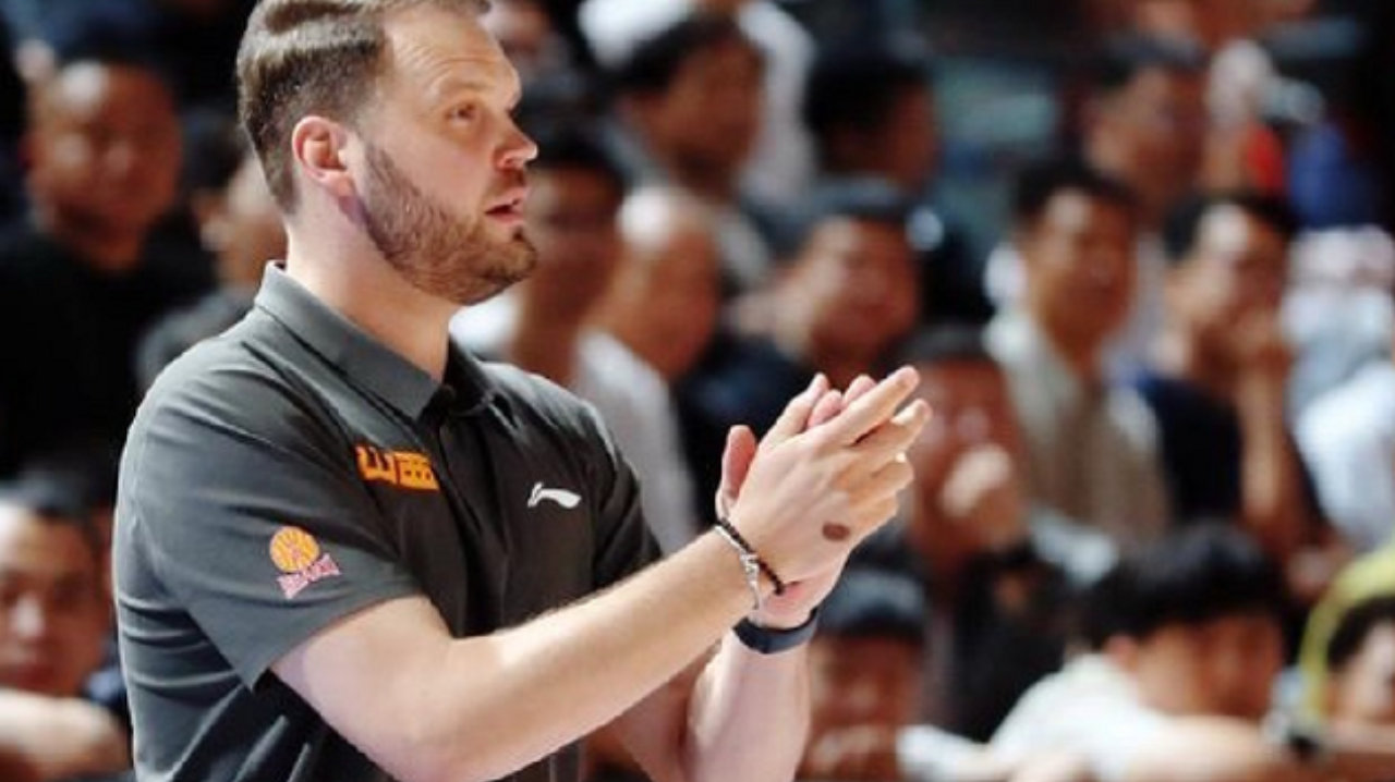 103-92!上海男篮轰然倒下,篮板差太多,进攻无头绪,投篮失常态 103-92!上海男篮轰然倒下,篮板差太多,进攻无头绪,投篮失常态