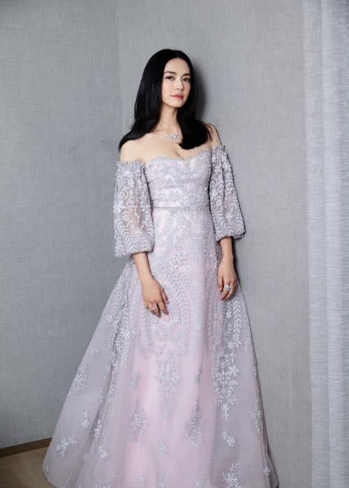 姚晨的高级感真难学！墨绿色丝绒外套神秘高级，搭黑色吊带更精致