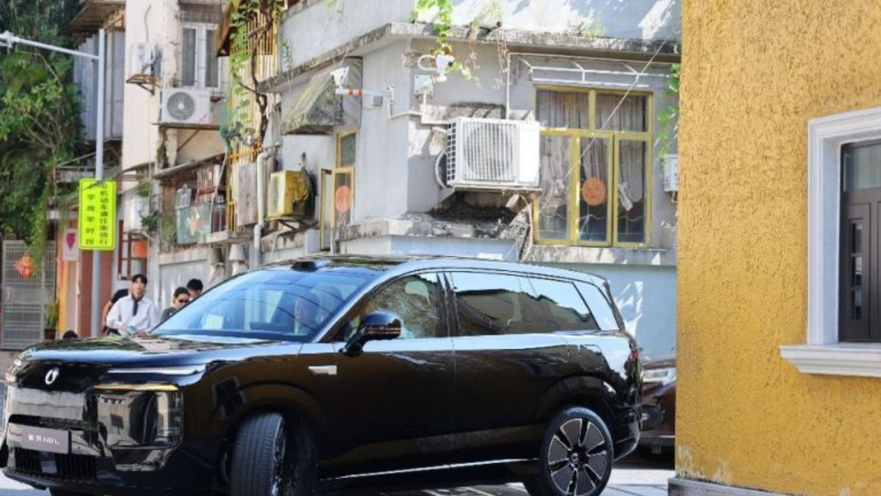 陈小春应采儿喜迎“家庭新成员”，腾势N8L到底有多贴心？