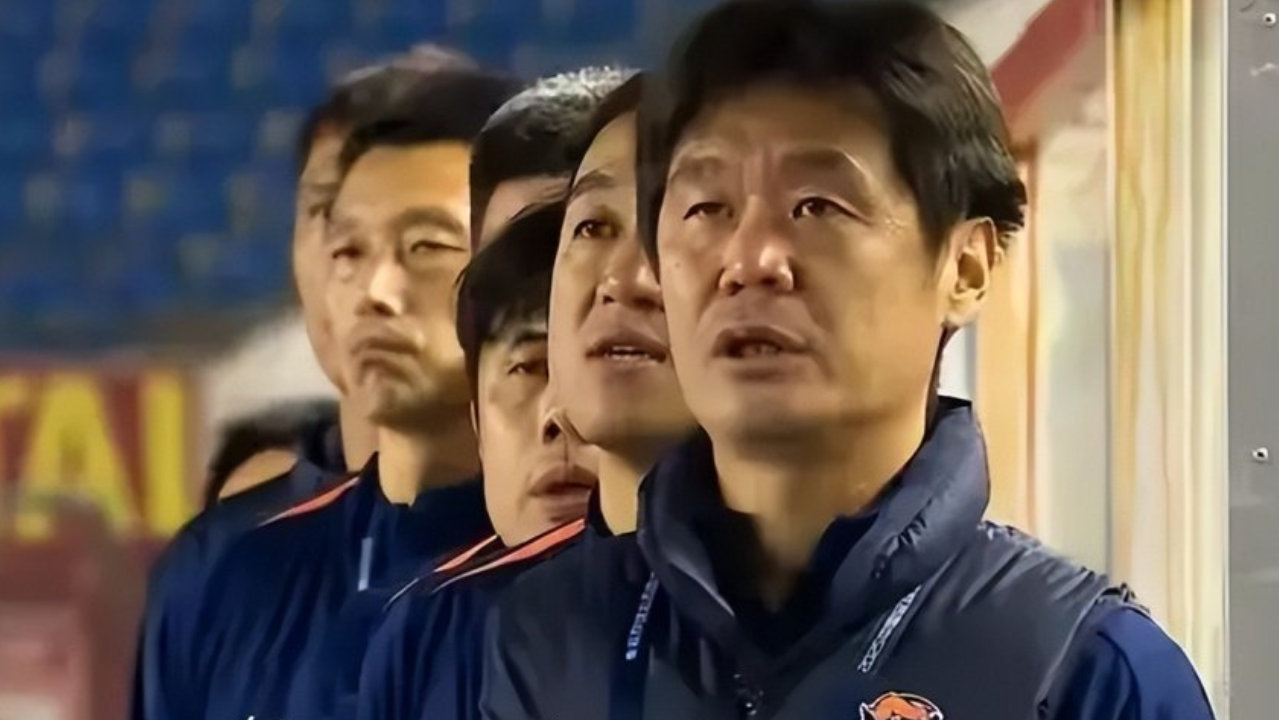 再见！李霄鹏告别青岛海牛，保级后功成身退，下一站重回泰山？