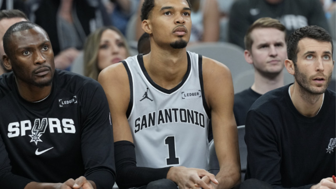 不学詹姆斯刷数据！文班最后3分42秒不上场，不要101场盖帽纪录